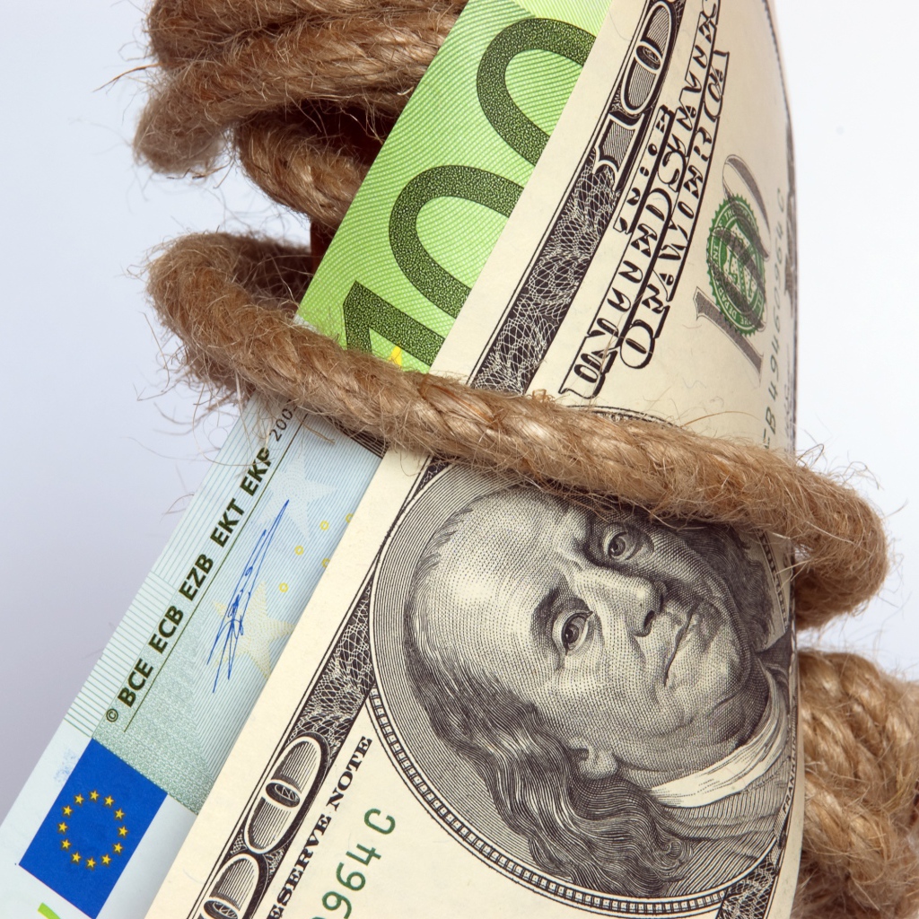 Бумажные купюры обмотаны веревкой 