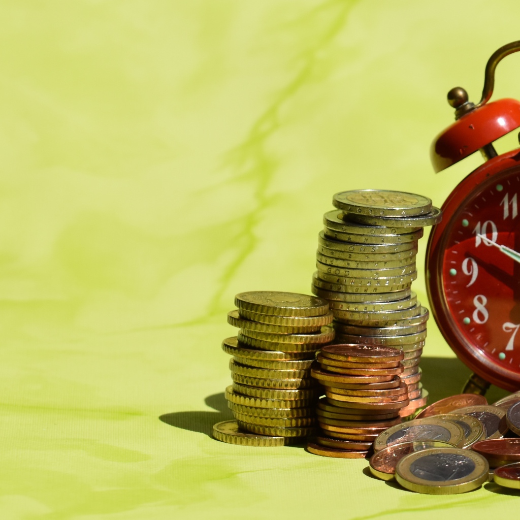 Красный будильник с монетами один евро 