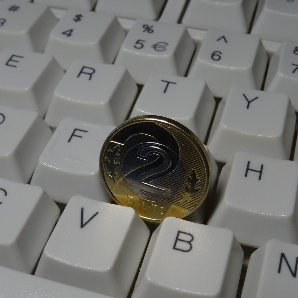 Монета два злотых лежит на клавиатуре