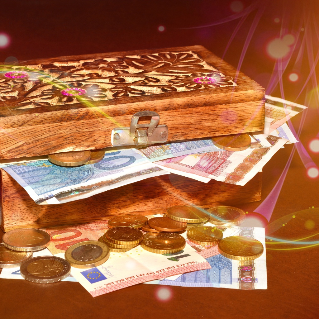 Деревянный сундук с деньгами и монетами