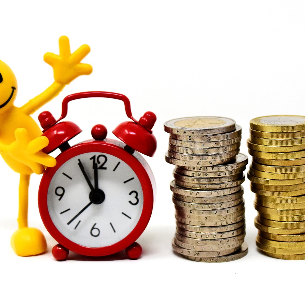 Желтый человечек с будильником и монетами 
