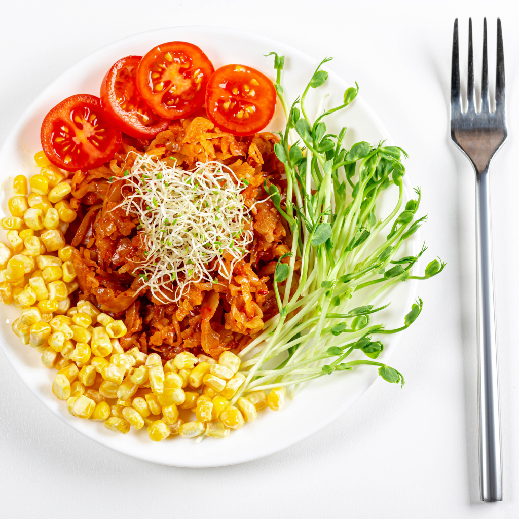 Аппетитная диетическая еда на белом фоне с вилкой