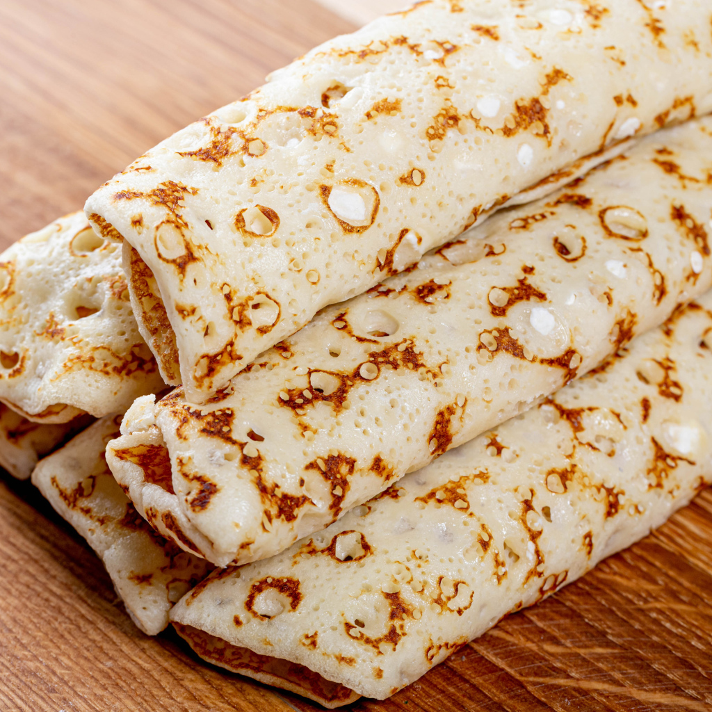 Аппетитные блины на деревянном столе 