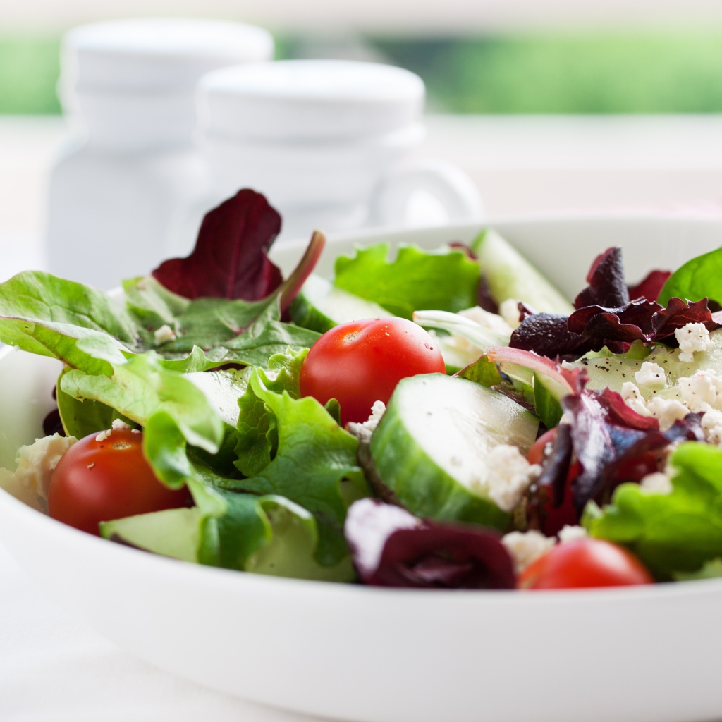 Аппетитный салат со свежими огурцами, помидорами и сыром