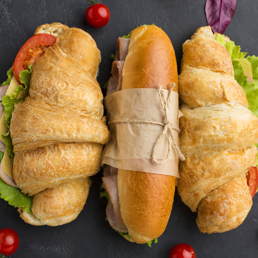 Аппетитные бутерброды на сером столе 