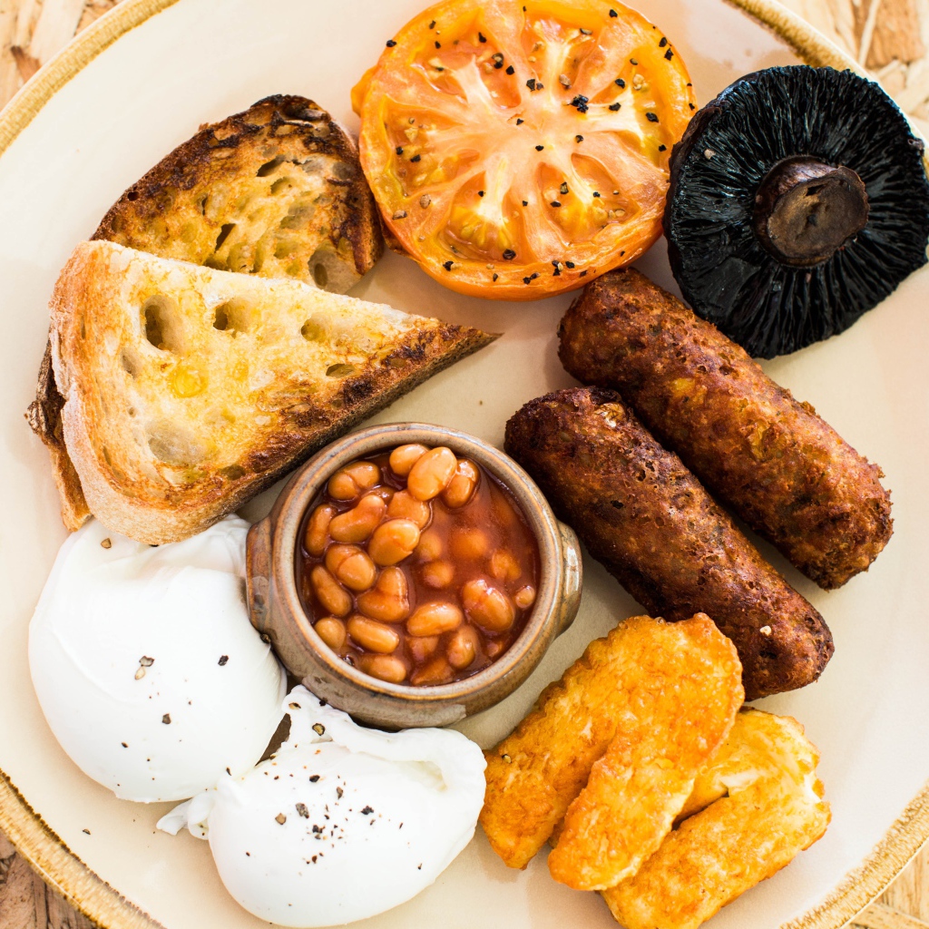 Запеченные овощи на тарелке с фасолью и гренками 