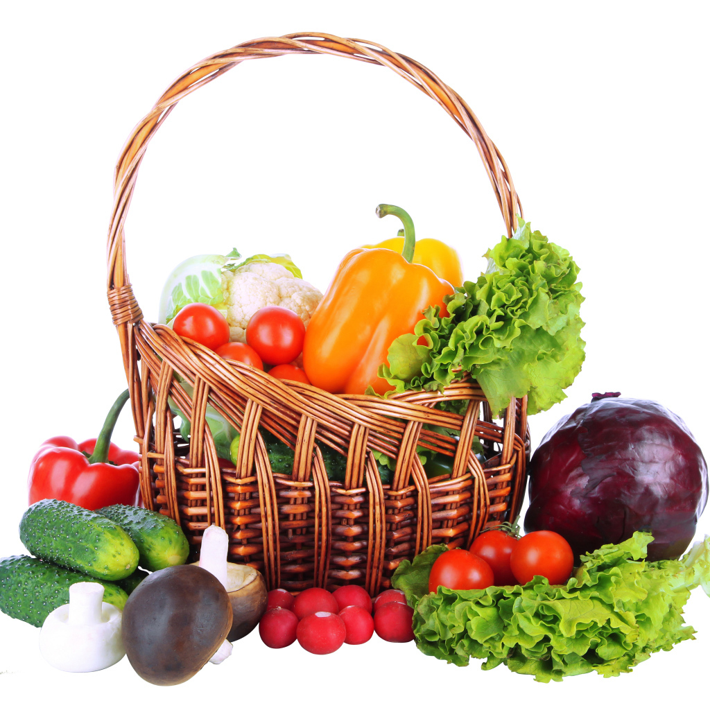 Корзина свежих овощей на белом фоне