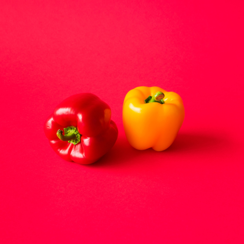 Болгарский перец на розовом фоне