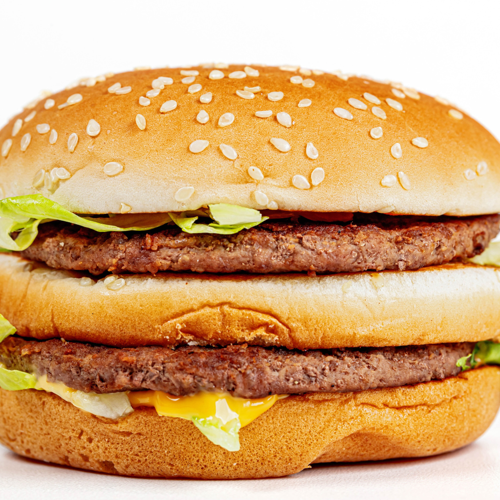 Большой аппетитный гамбургер на белом фоне