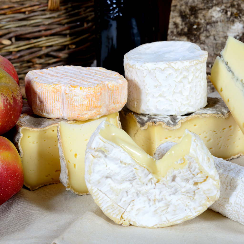 Сыр с плесенью на столе с яблоками