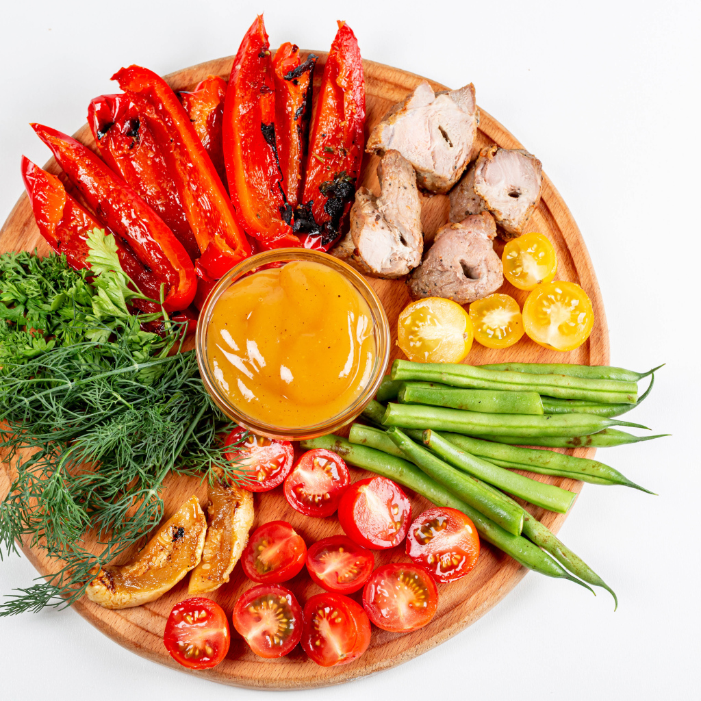 Доска с овощами, зеленью и мясом