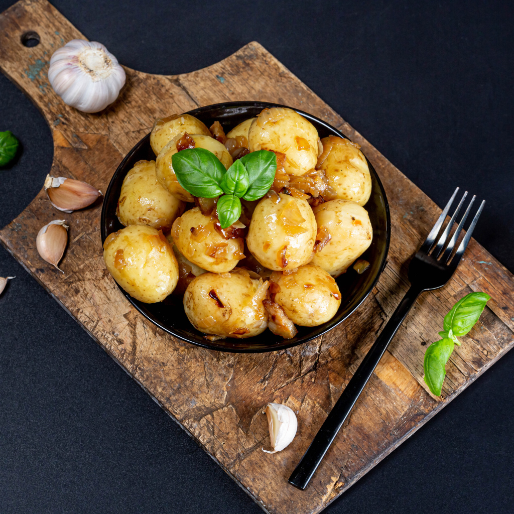 Вареный молодой картофель с жареным луком