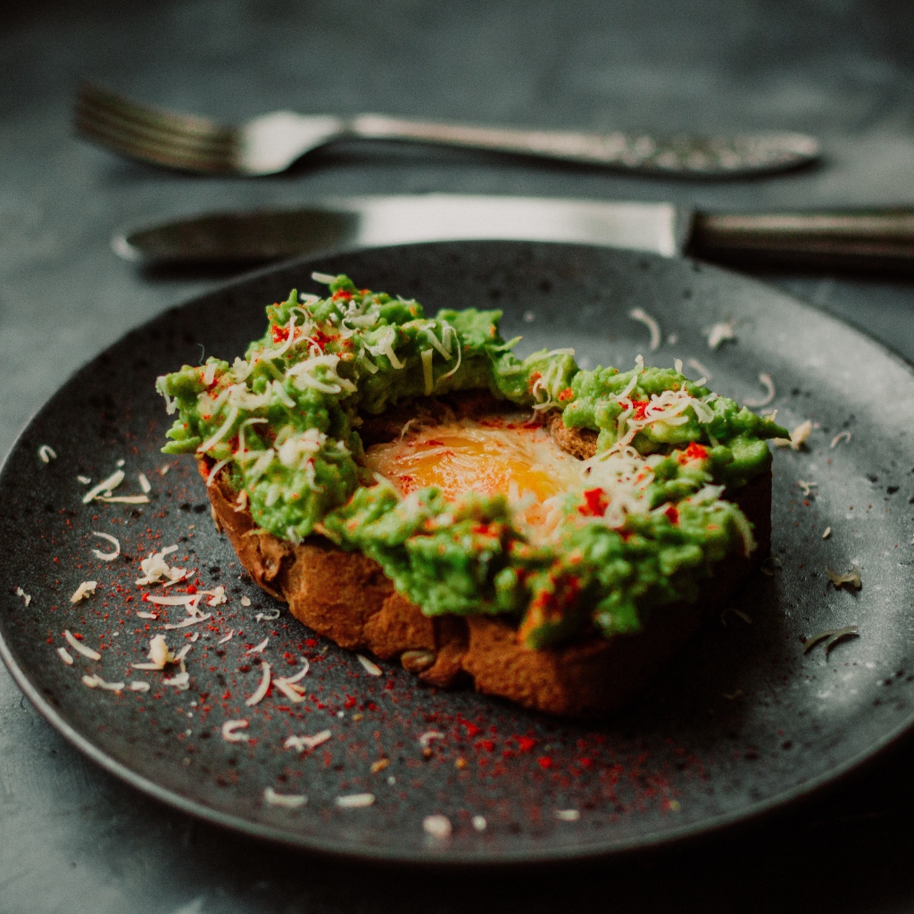 Хлеб с яйцом и соусом песто 