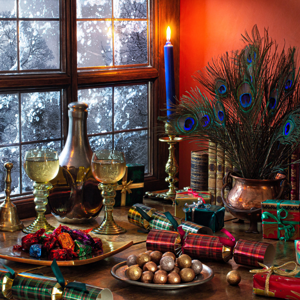 Конфеты,  подарки и старинные предметы на столе у окна