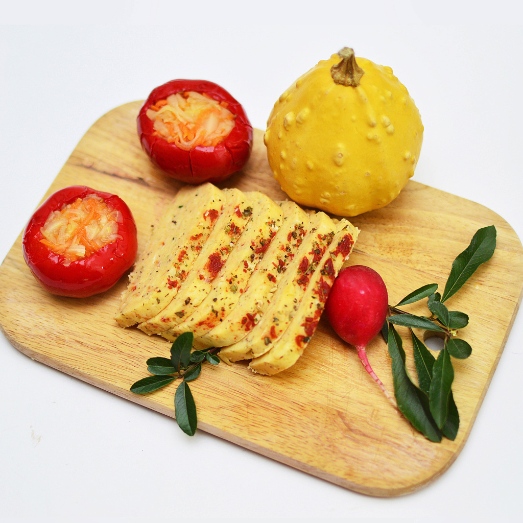 Сыр с овощами на разделочной доске на белом фоне