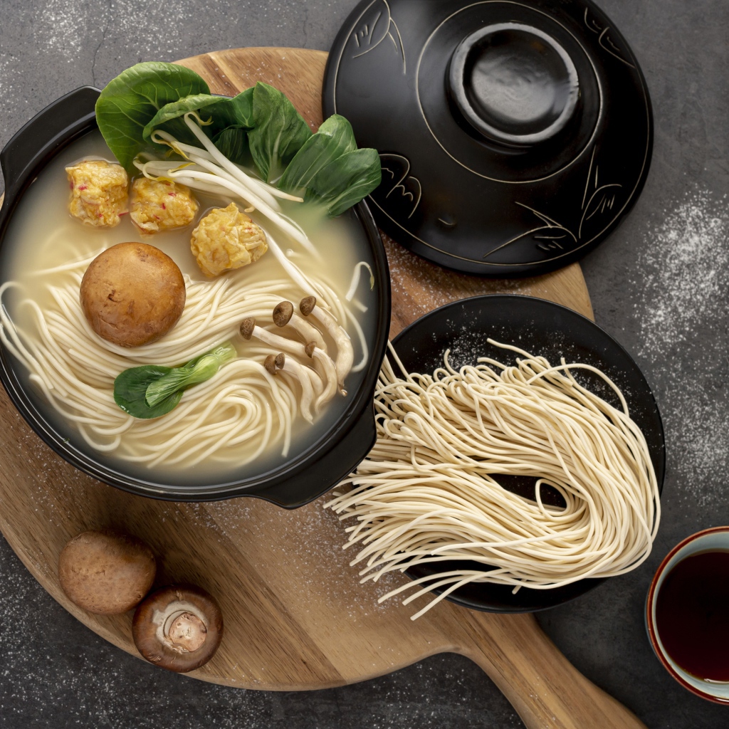 Китайская лапша с грибами и зеленью 