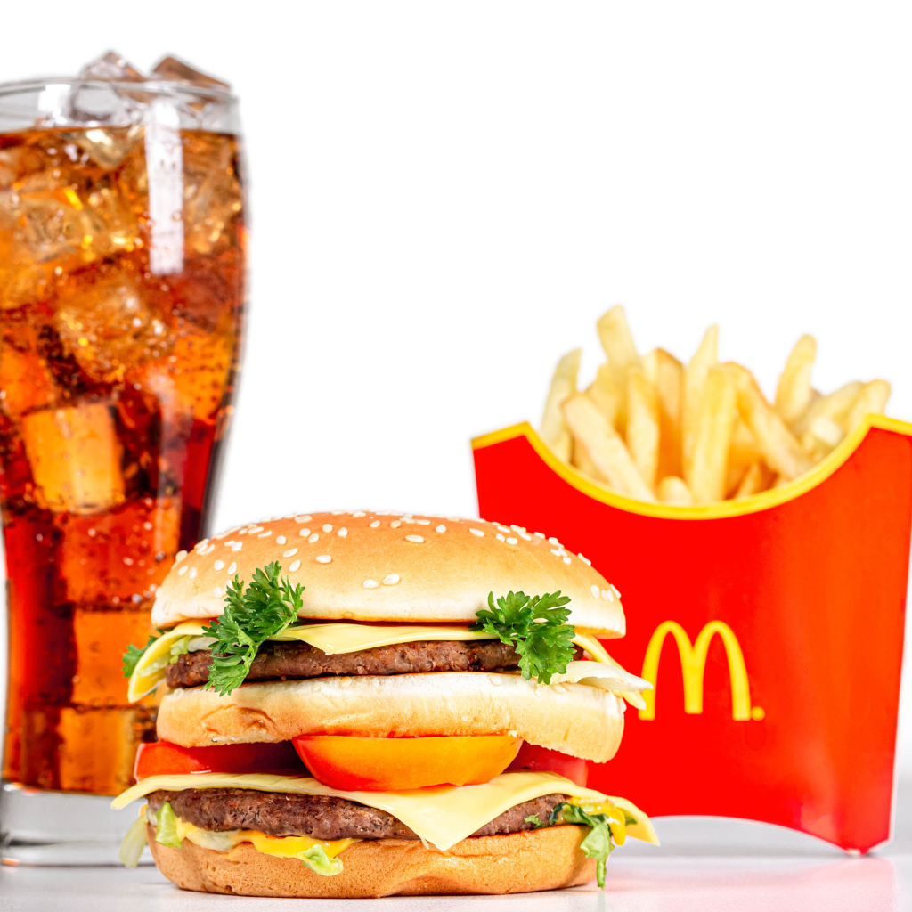 Кока кола со льдом на белом фоне с гамбургером и картофелем фри 