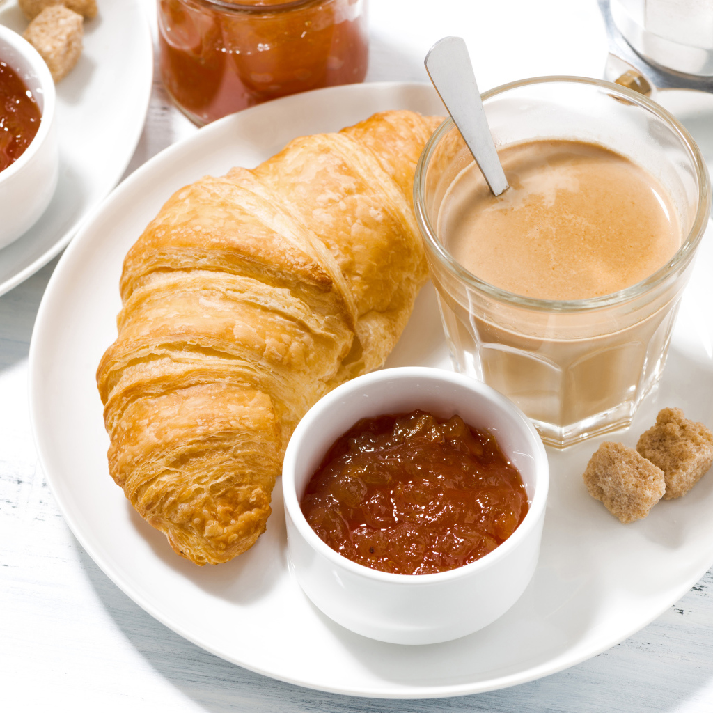 Какао на тарелке с джемом и круассаном