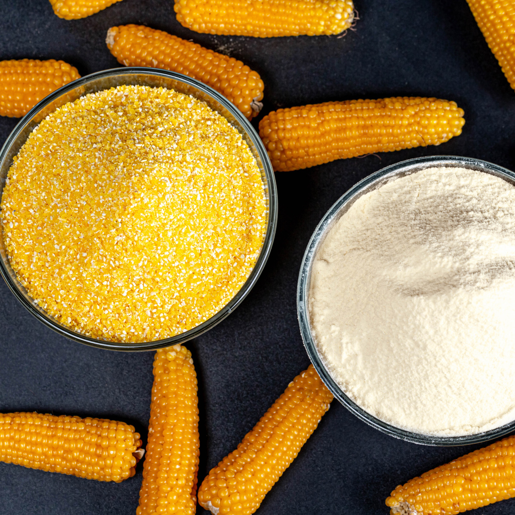 Кукурузные кочаны на столе с кашей и мукой