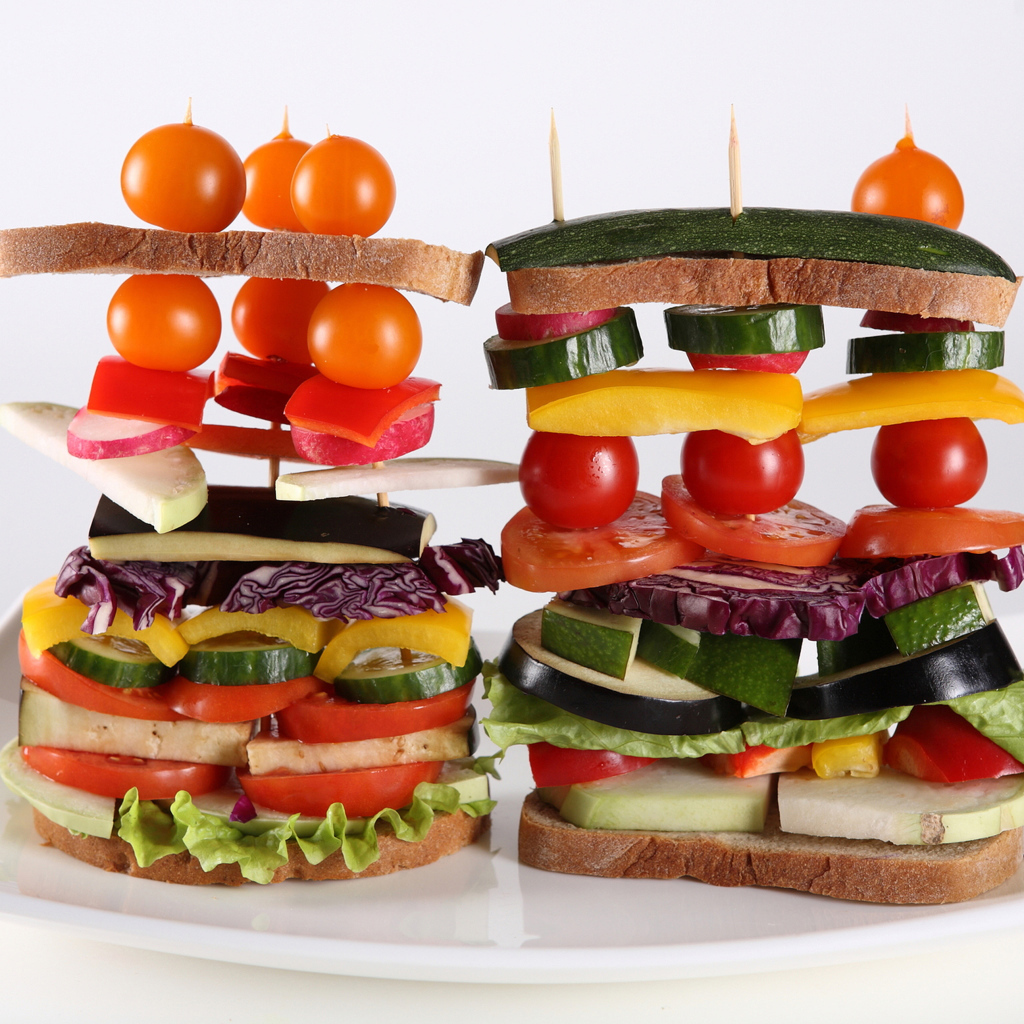 Креативный бутерброд на белой тарелке 