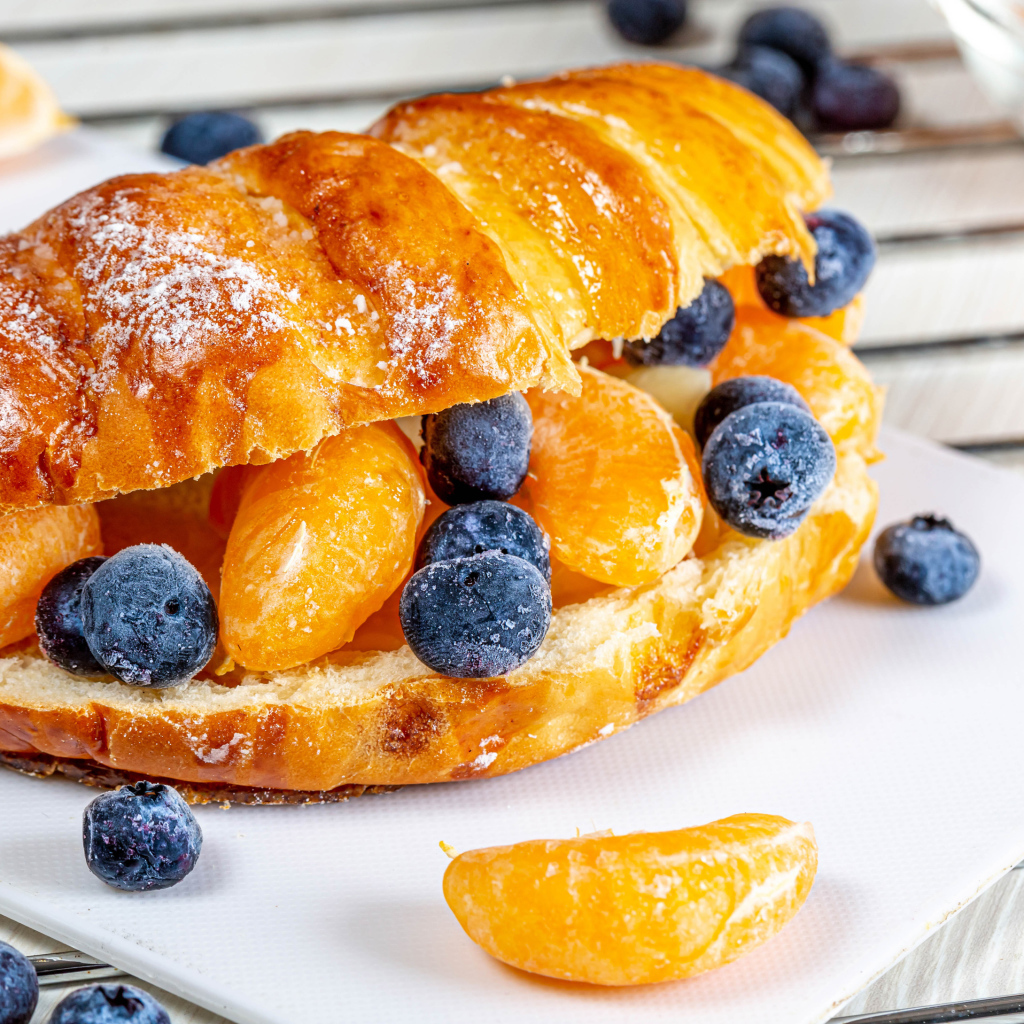 Круассан с дольками мандарина и черникой 