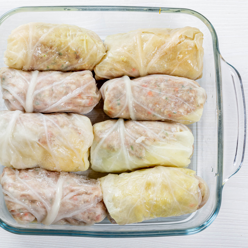 Вкусные голубцы в стеклянной посуде на столе
