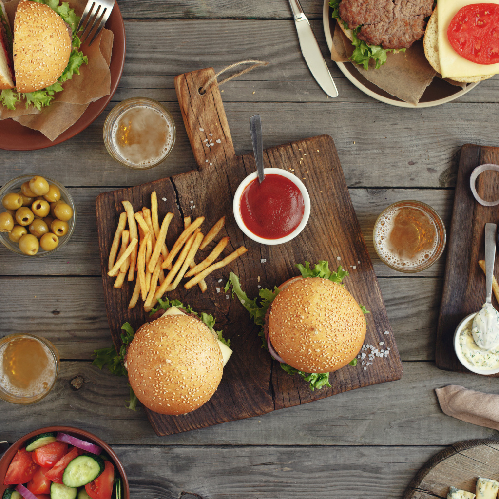 Вкусная сытная еда из фаст фуда на столе 