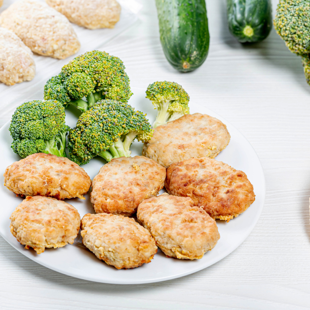 Вкусные котлеты на тарелке с брокколи