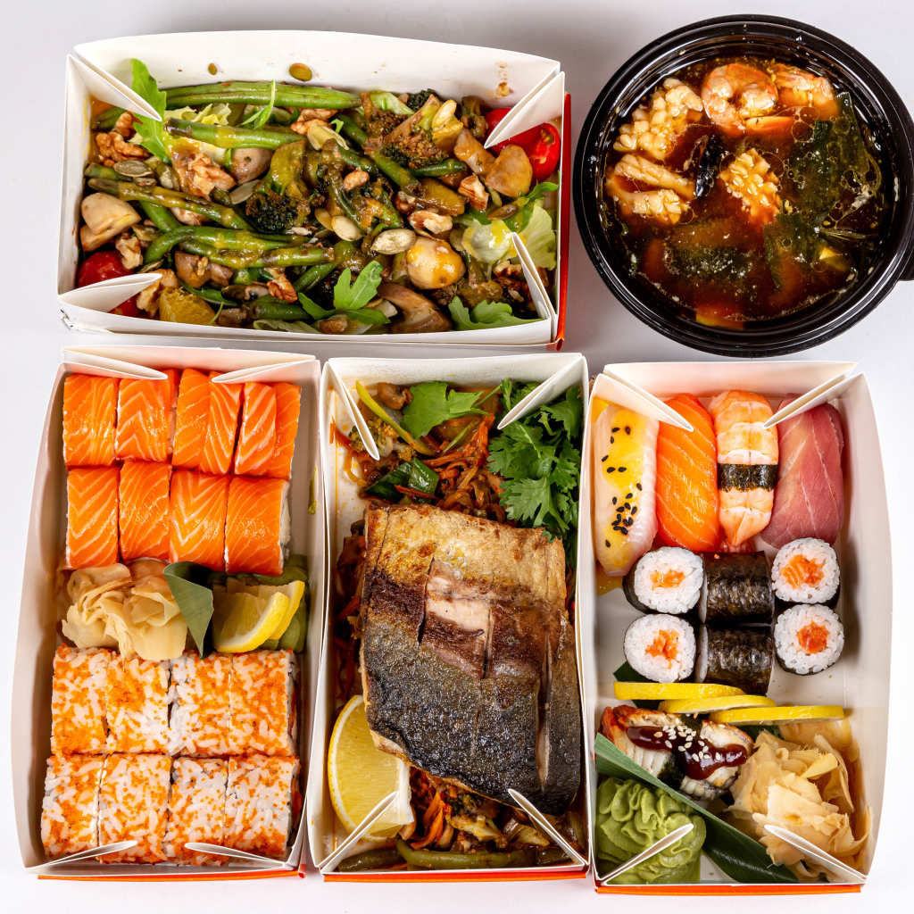 Вкусная острая китайская еда на белом фоне