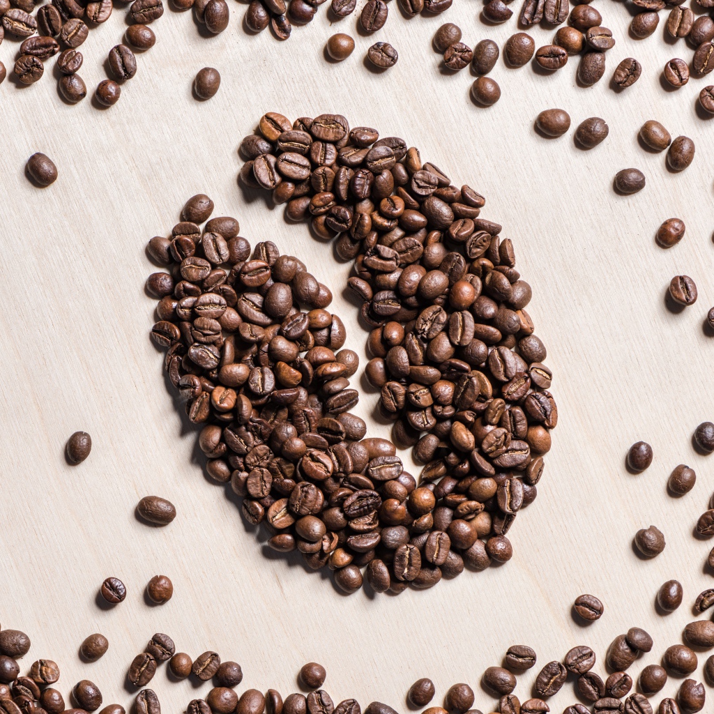 Рисунок к зерна на столе из жареных кофейных зерен 