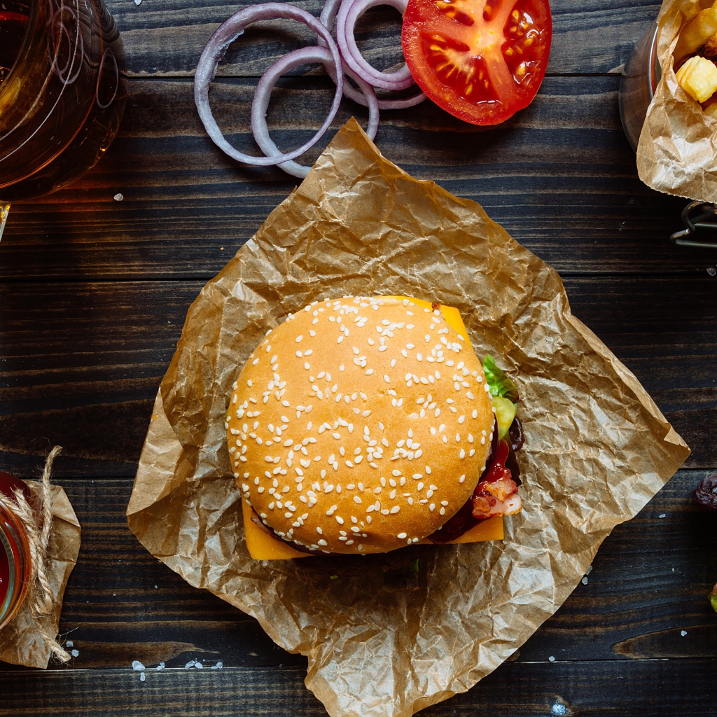 Еда из фаст фуда на столе с пивом 