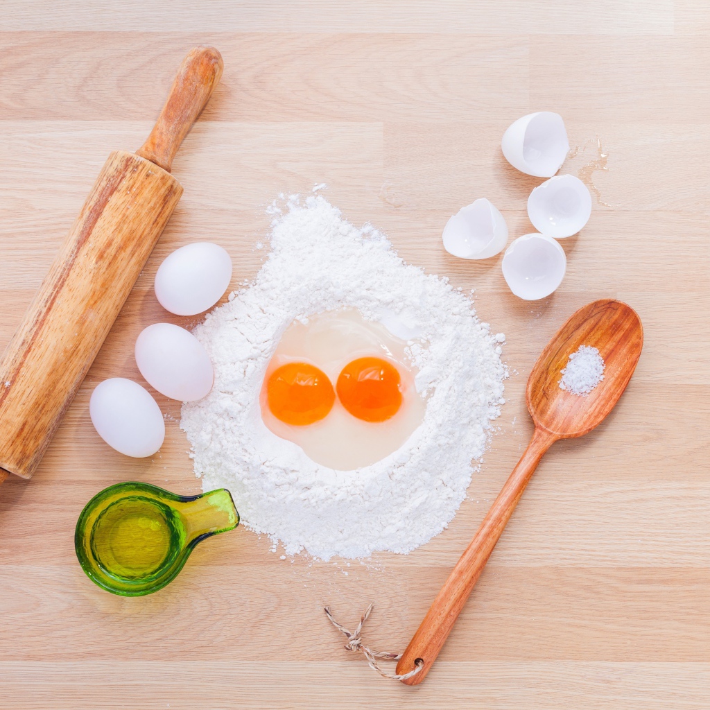 Мука, масло и яйца для теста на столе