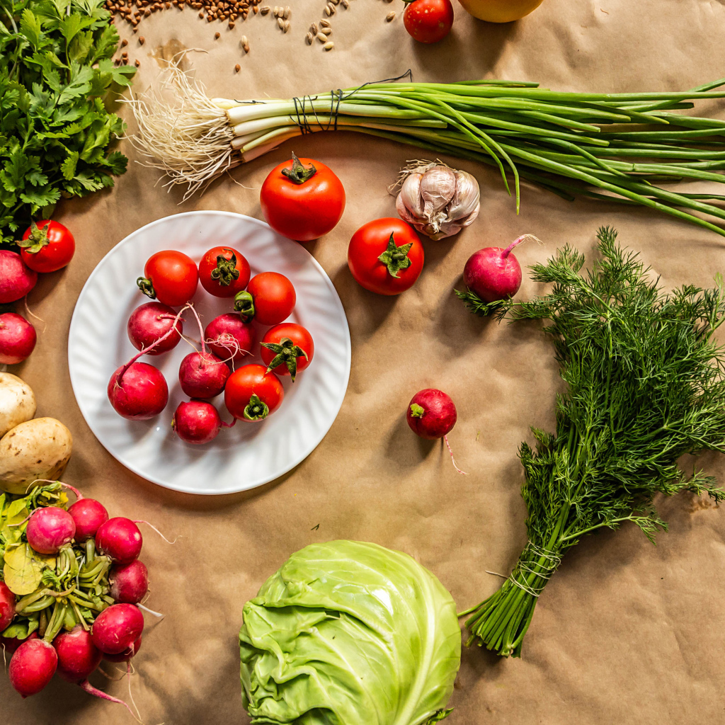 Свежие аппетитные овощи и зелень с огорода 