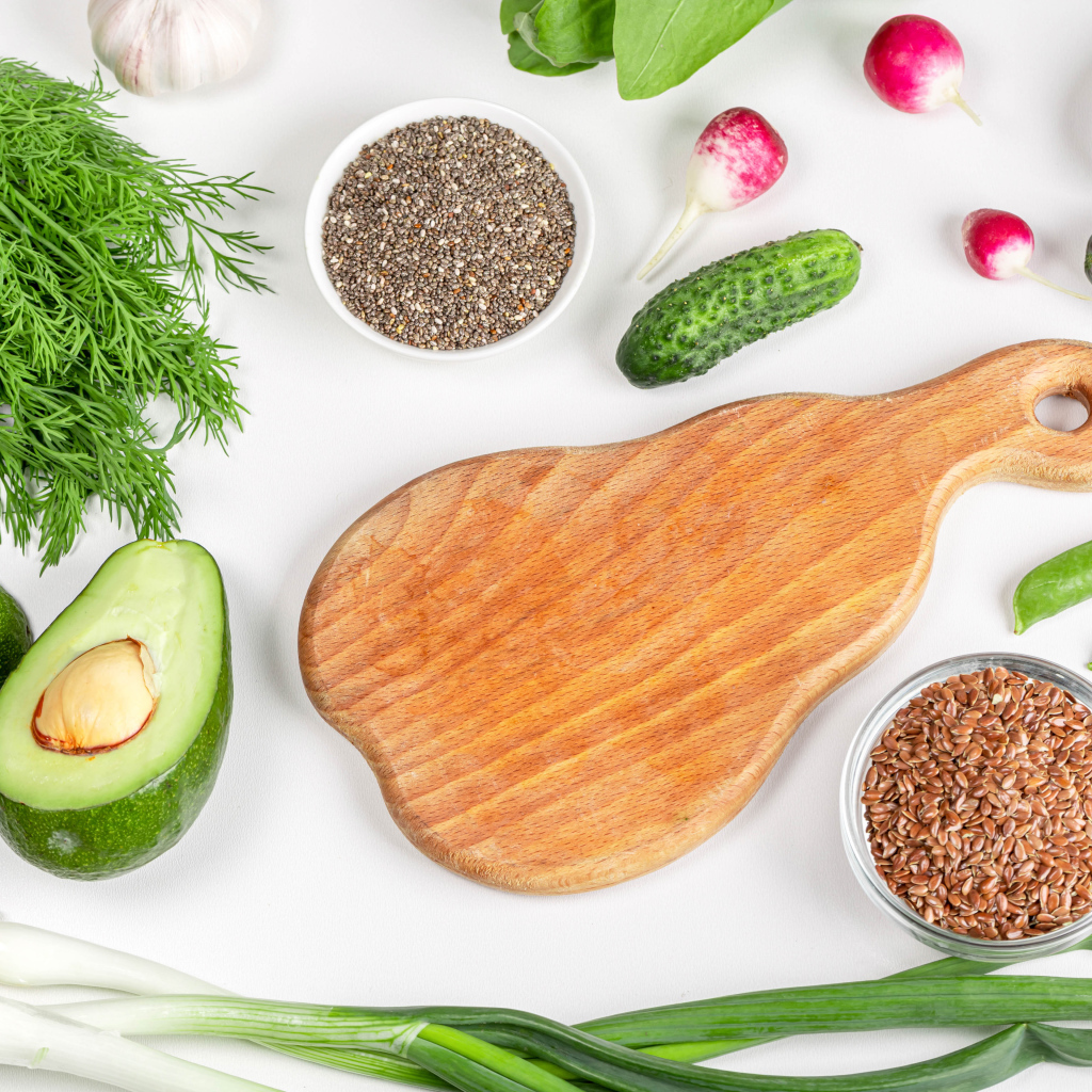 Свежие огурцы, авокадо, редис и укропом на столе с зернами