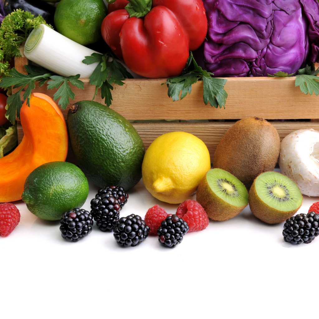 Свежие вкусные овощи с ягодами и фруктами 