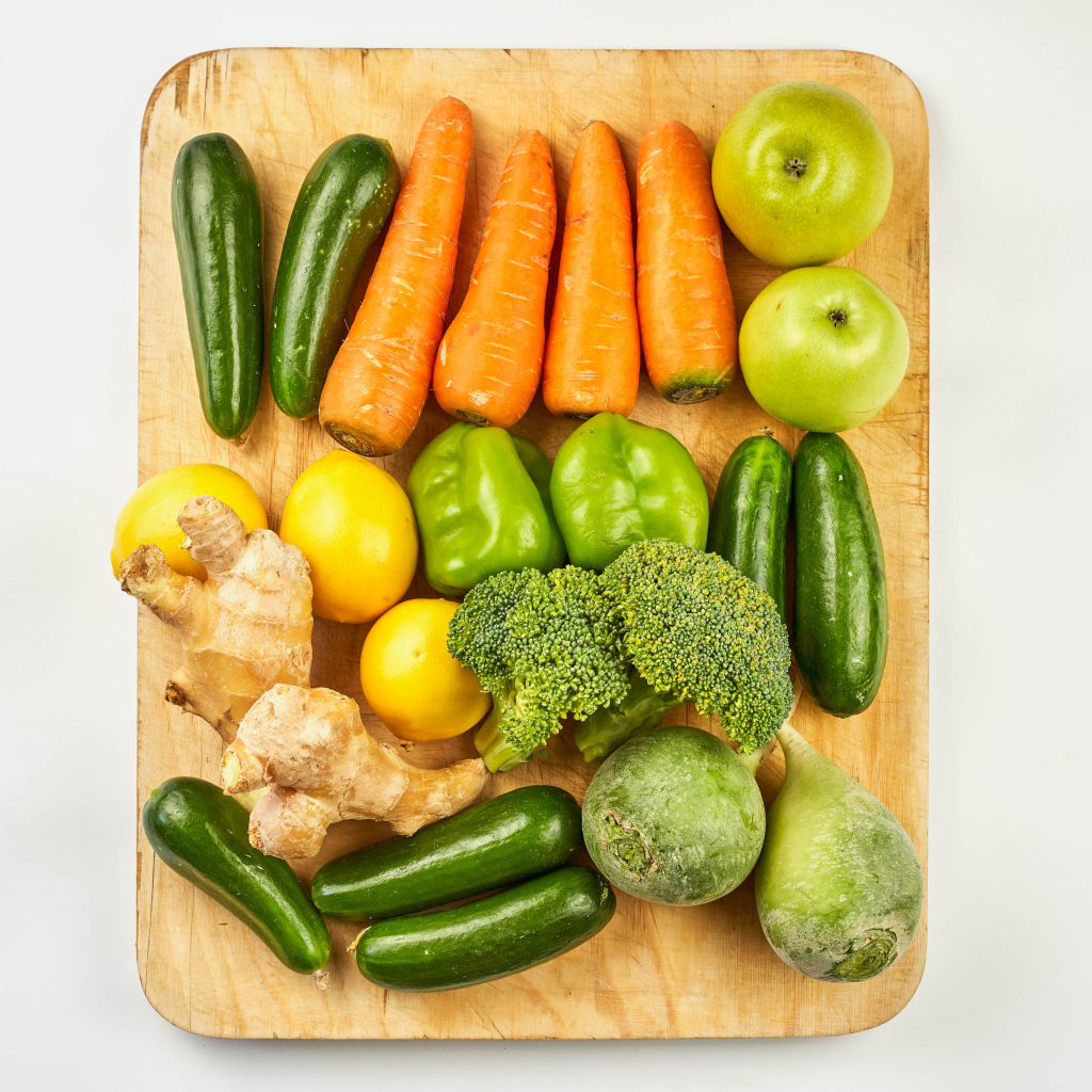 Свежие овощи и фрукты на разделочной доске