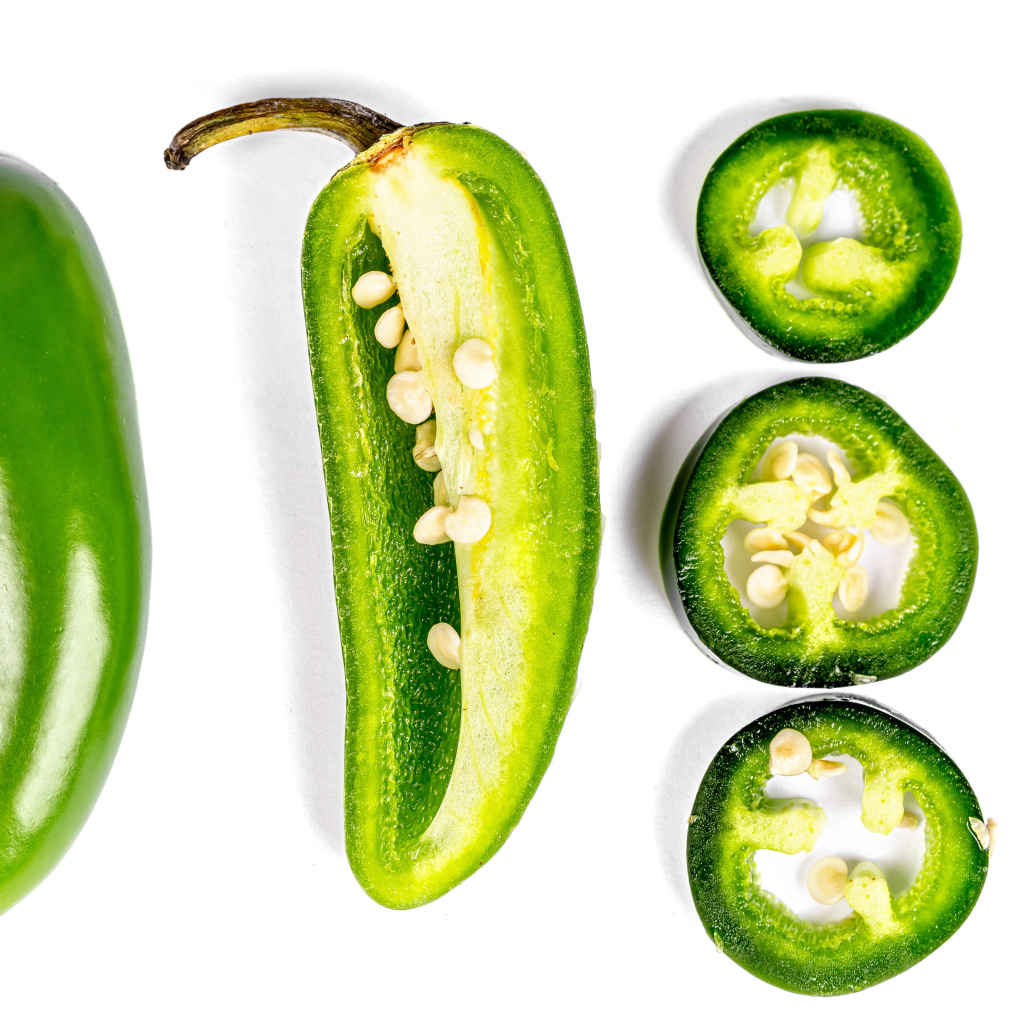 Зеленый перец в разрезе на белом фоне