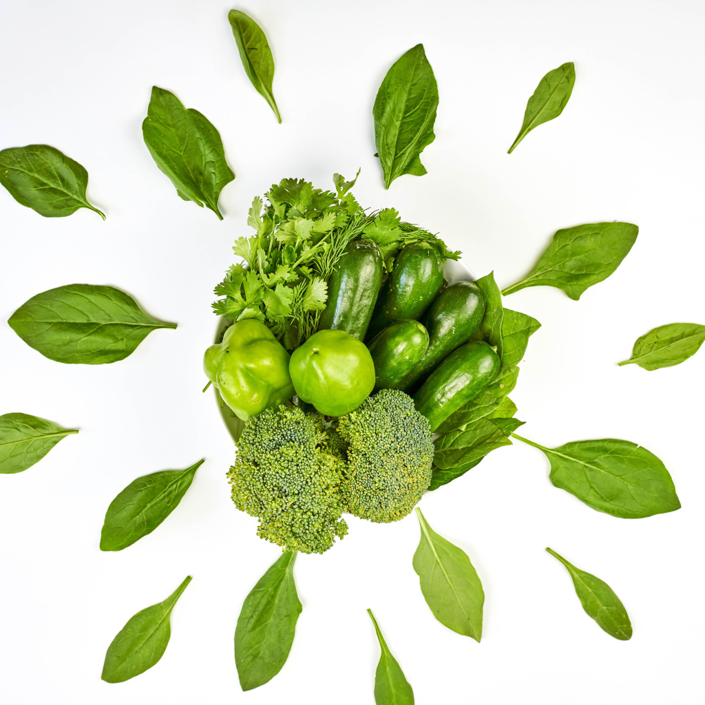 Зеленый набор овощей вегетарианца на белом фоне