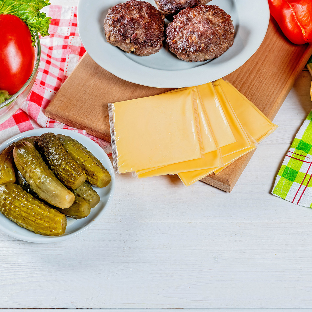 Заготовки для гамбургера на столе 