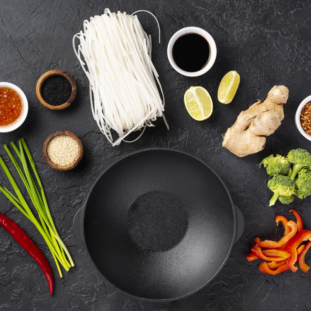 Заготовка продуктов для китайского супа из рисовой лапши