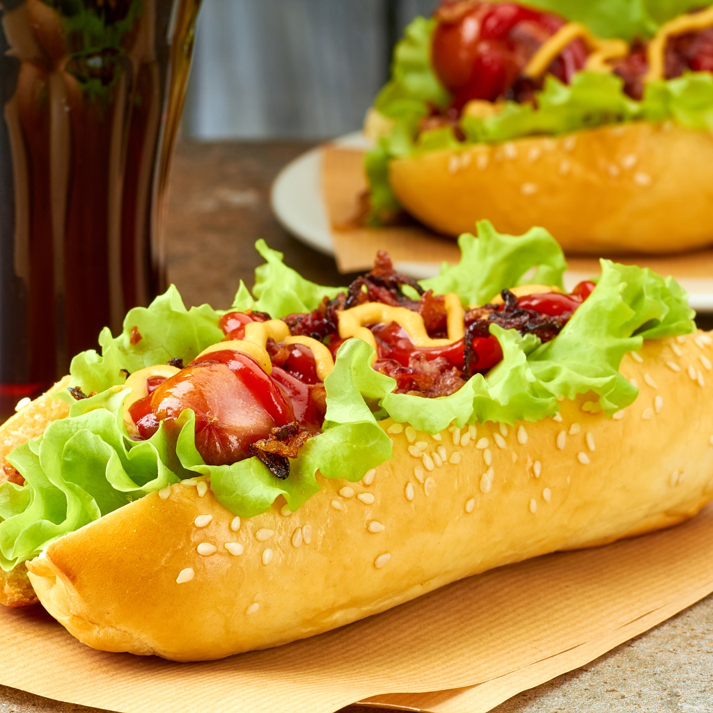 Хот дог на столе бутылкой кока колы