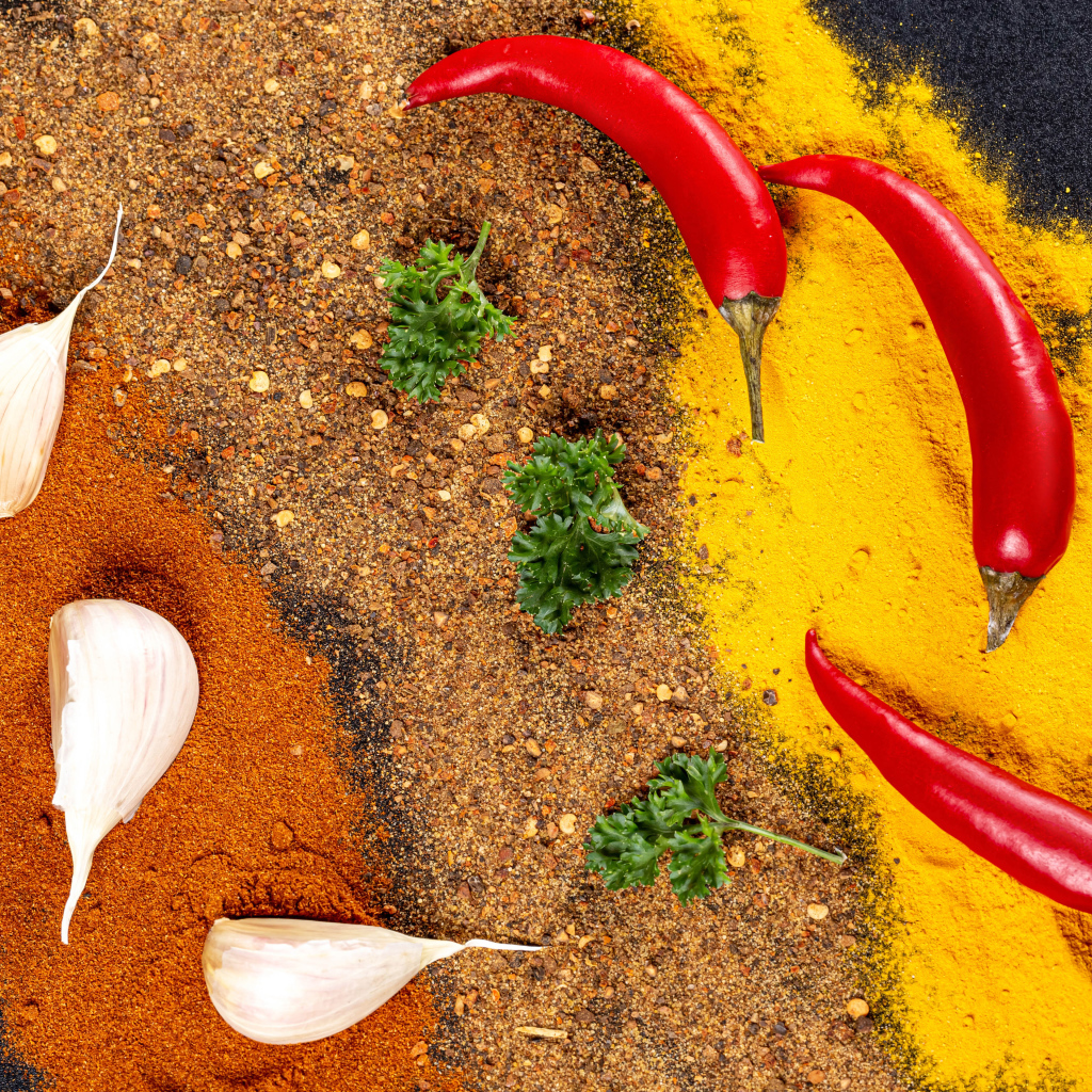 Острые специи на столе с перцем и чесноком