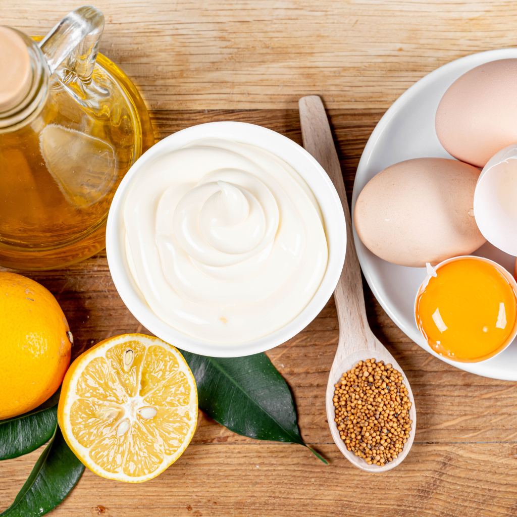 Ингредиенты для домашнего майонеза на деревянном столе