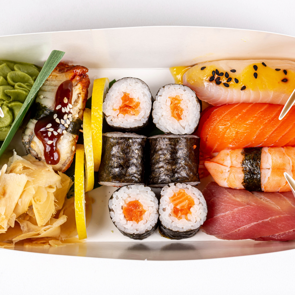 Японские суши в коробке на белом фоне