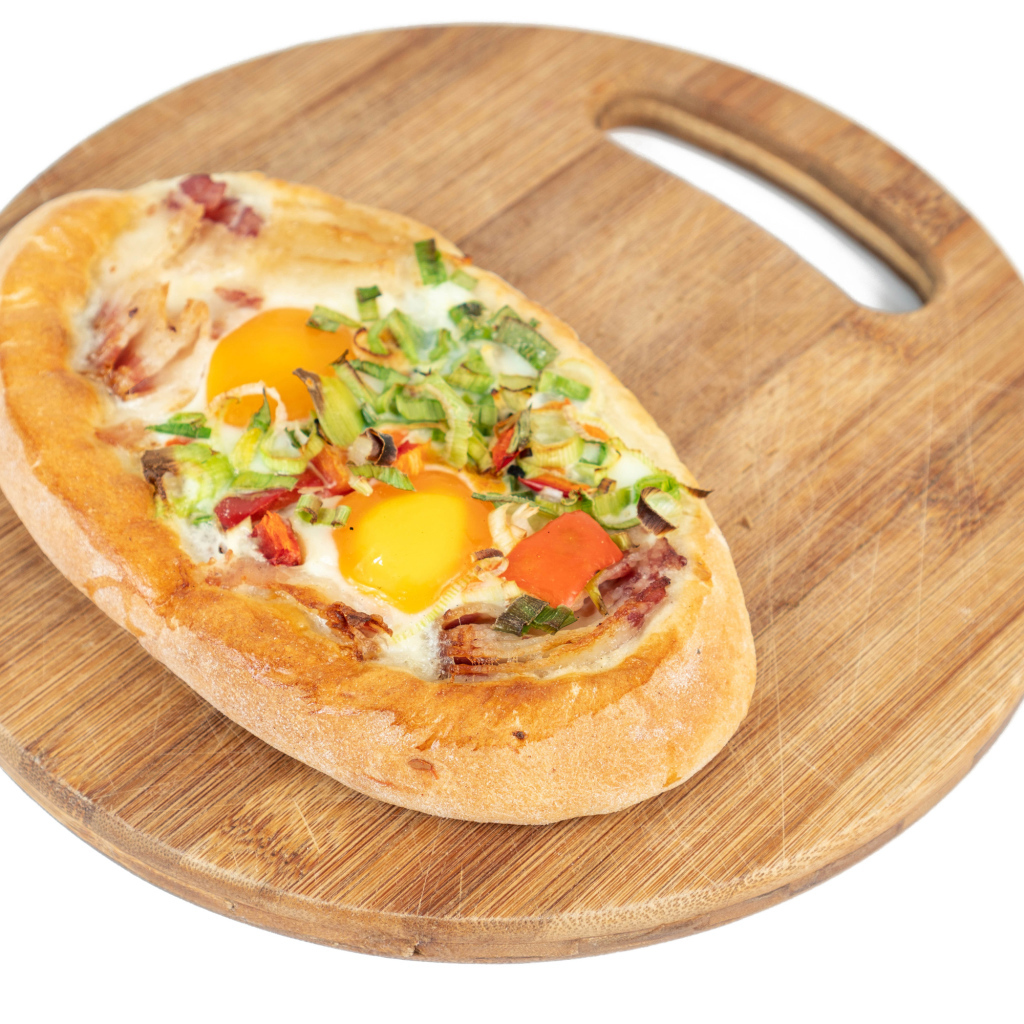 Хачапури с яйцом на доске 