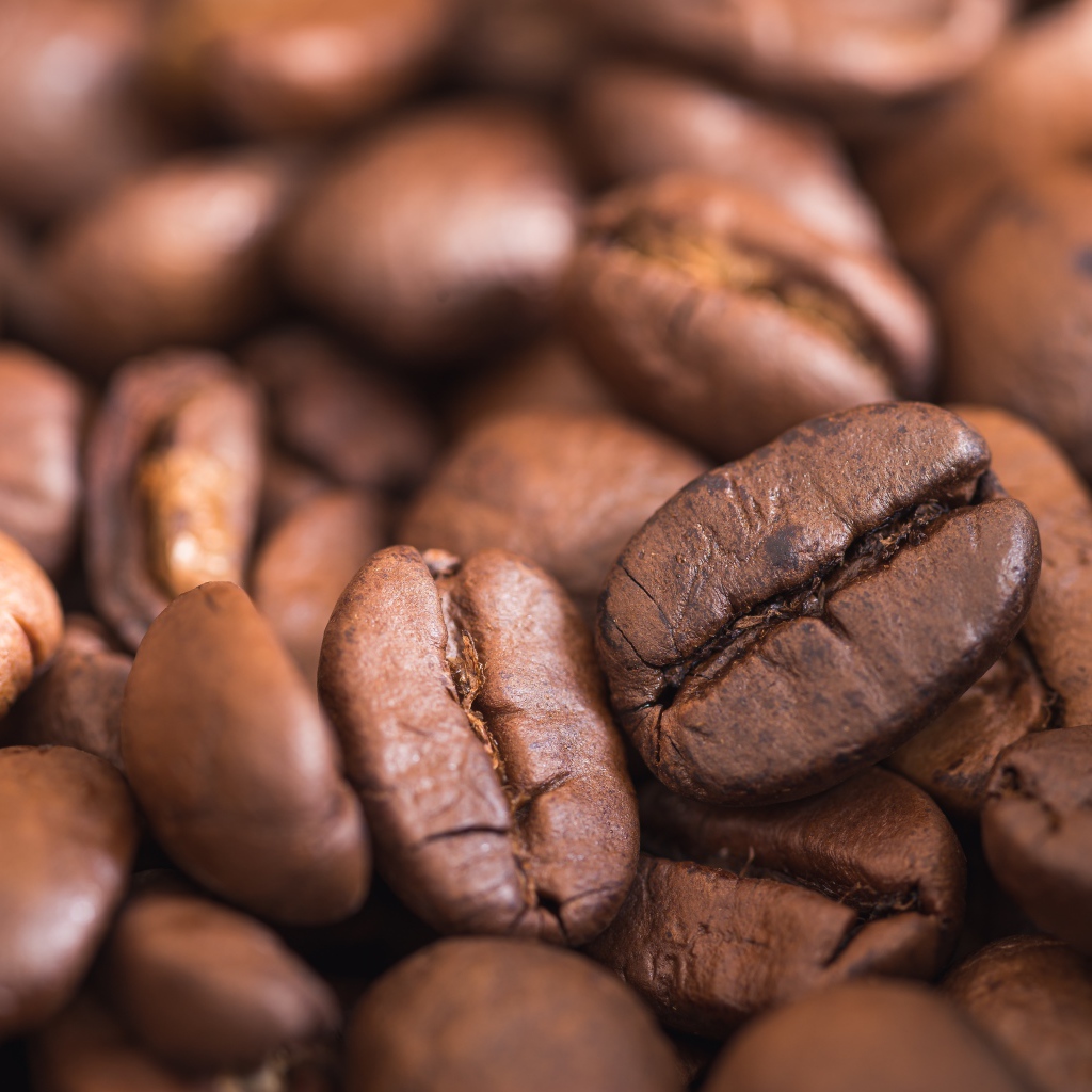 Крупные ароматные обжаренные кофейные зерна 