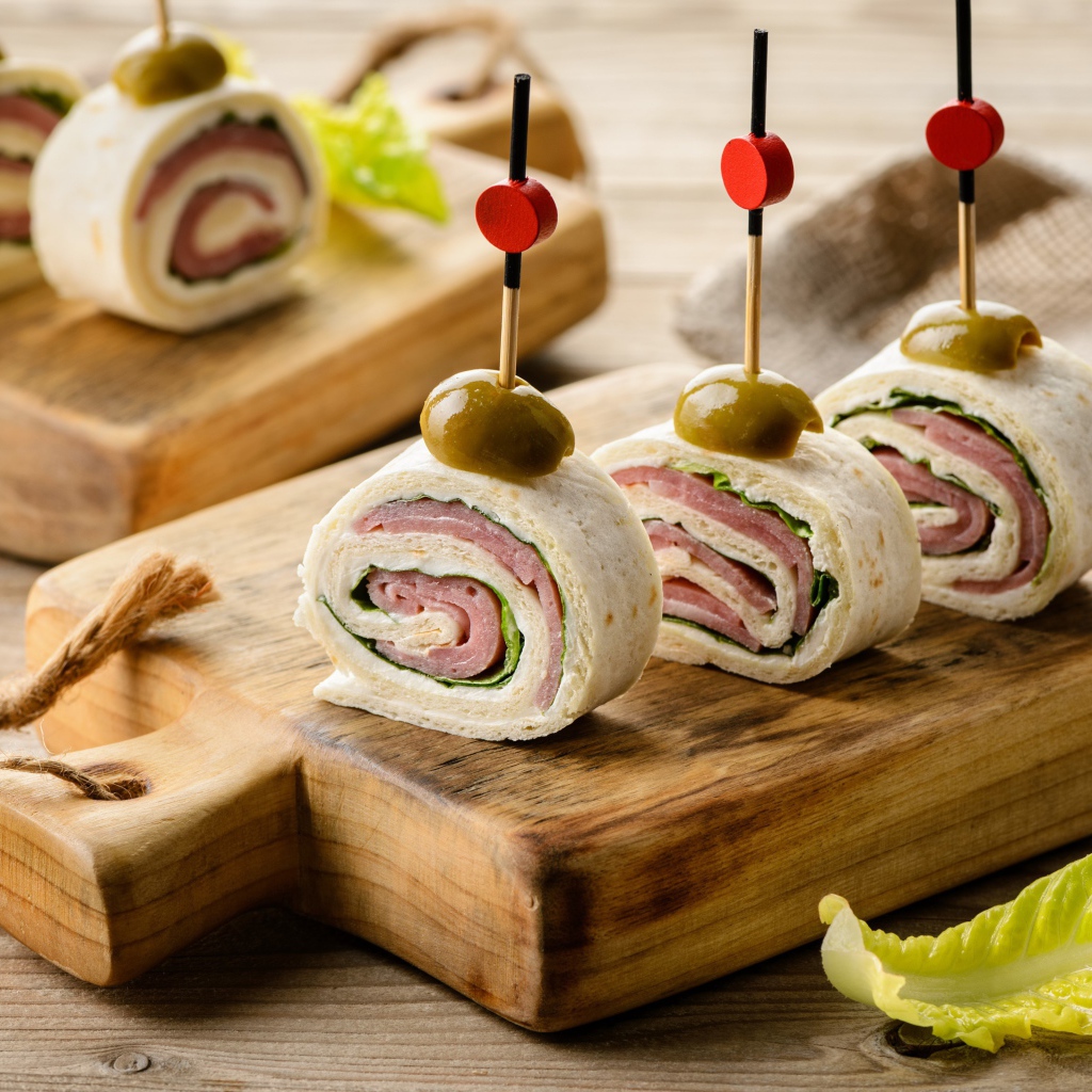 Рулетики из лаваша с ветчиной на столе 