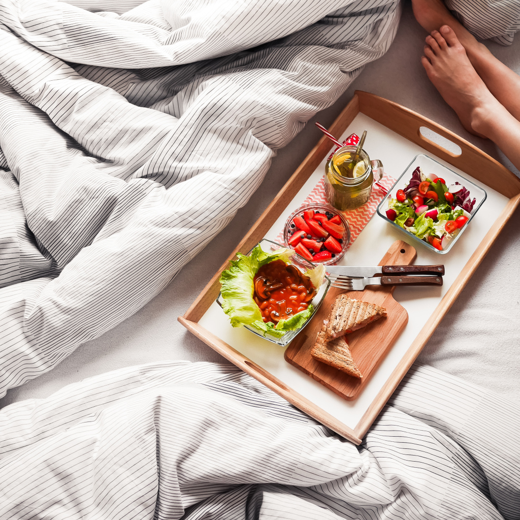 Легкий завтрак в постель для любимой девушки 