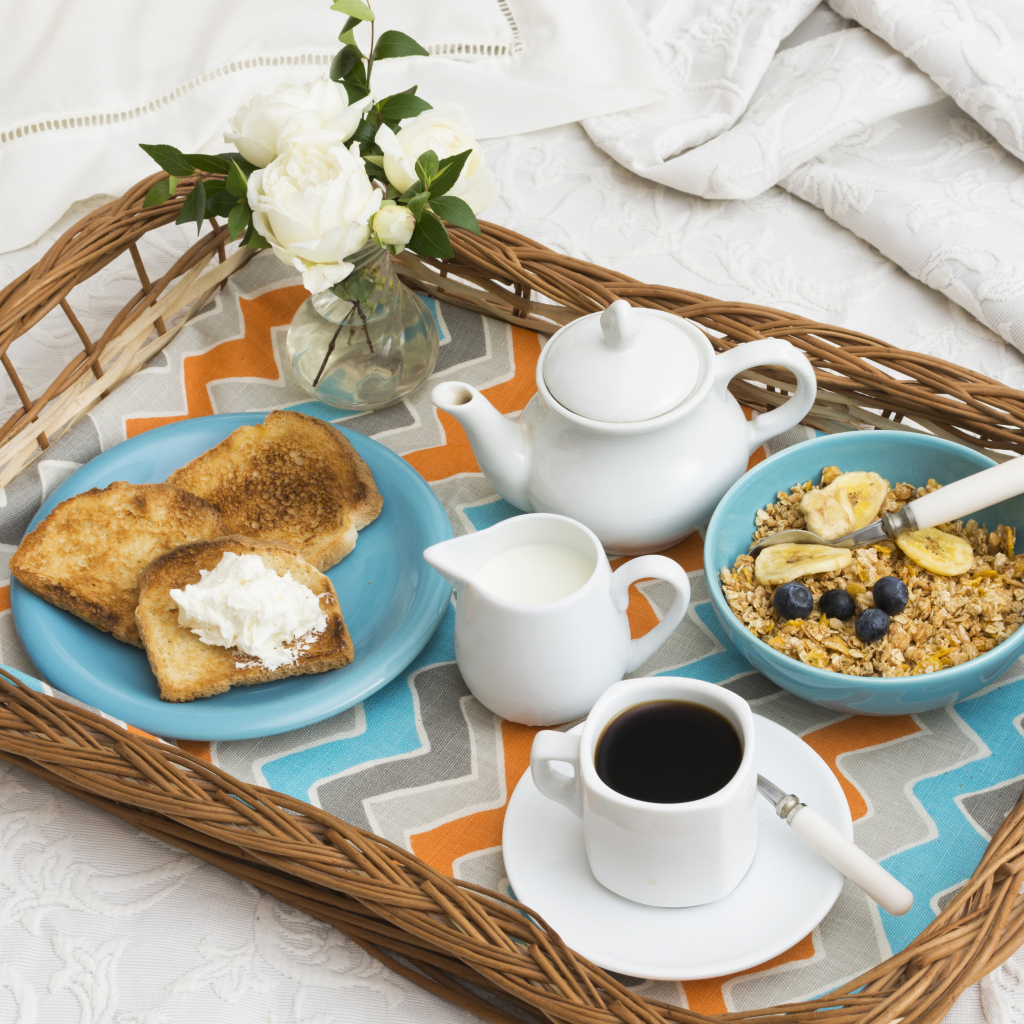 Легкий завтрак на подносе в постель для любимой 