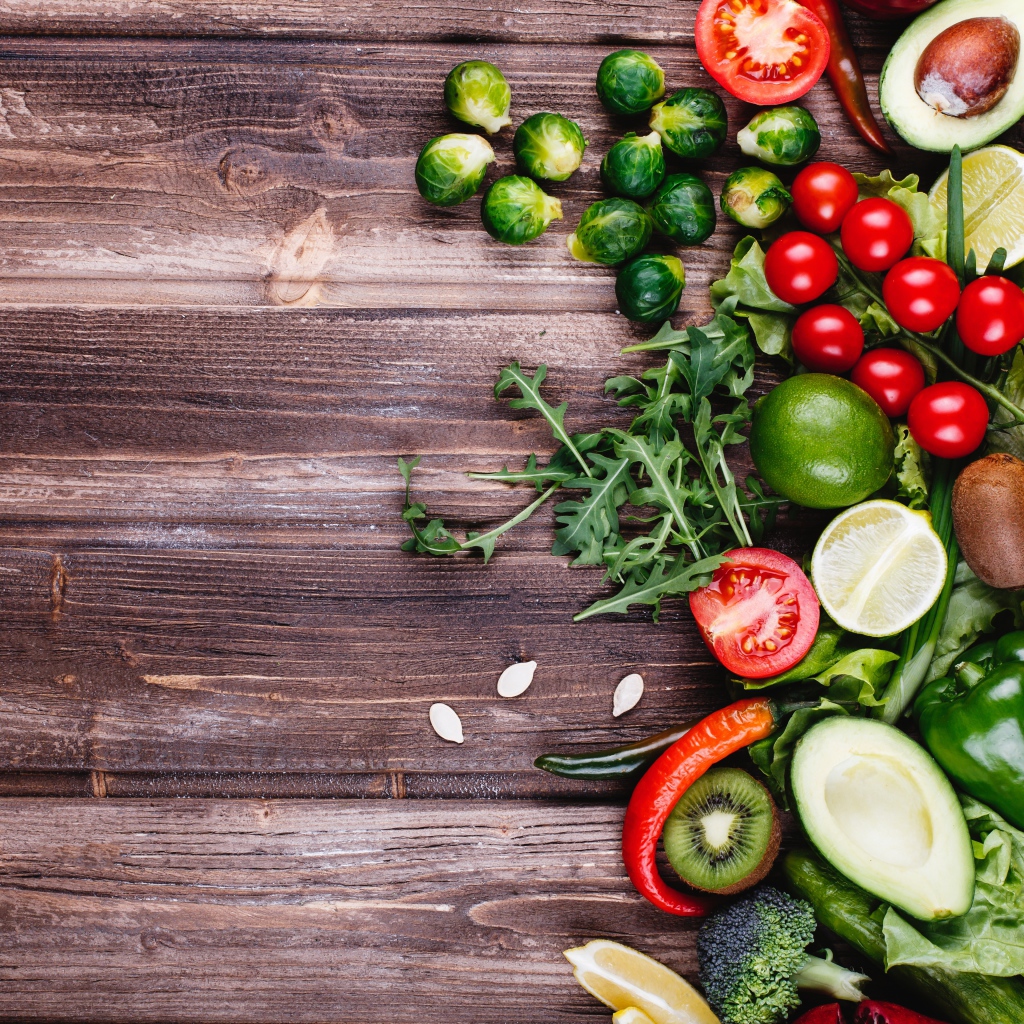 Много свежих овощей и фруктов на деревянном столе 